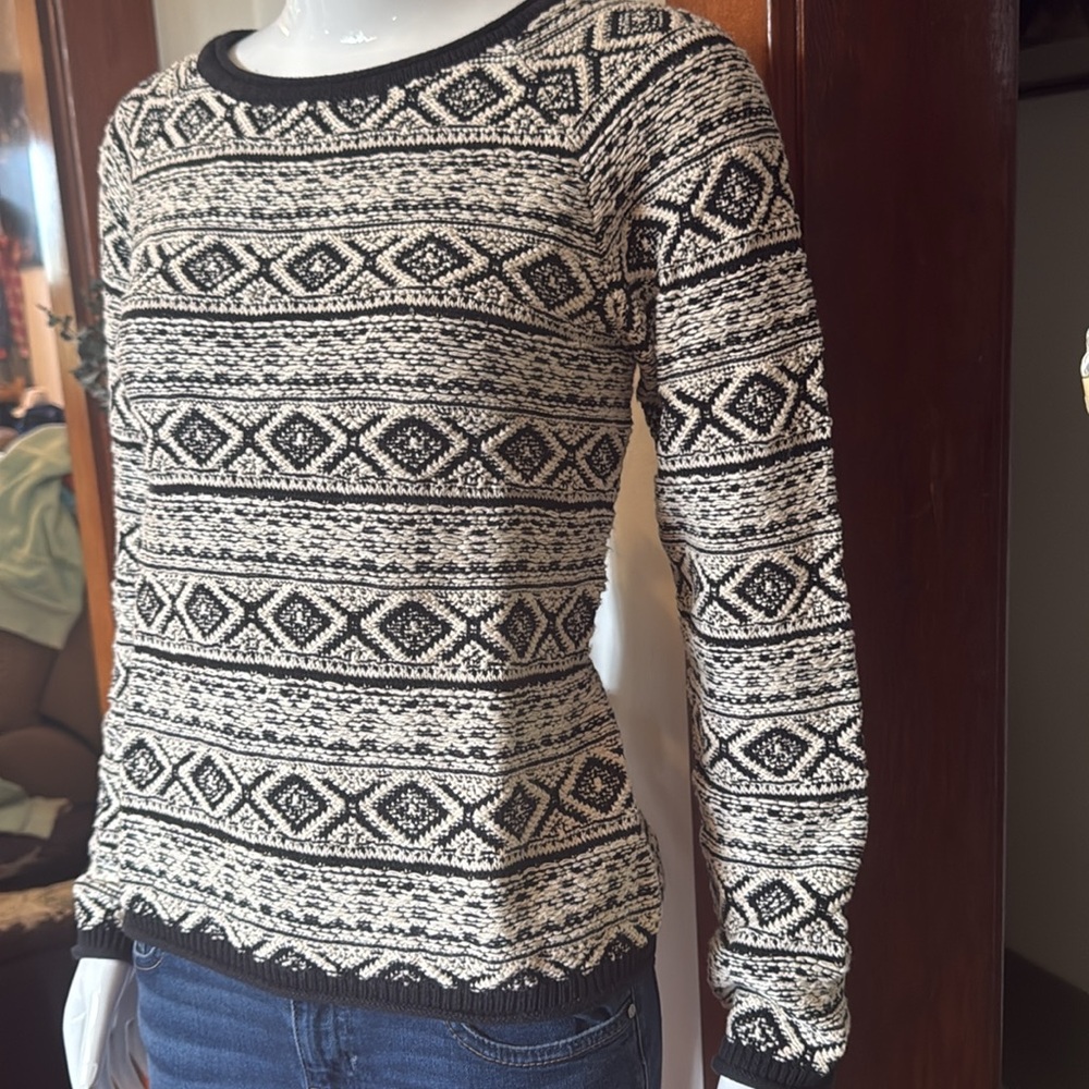 NWT northern reflections size small Black and Cream Patterned Women's Sweater
